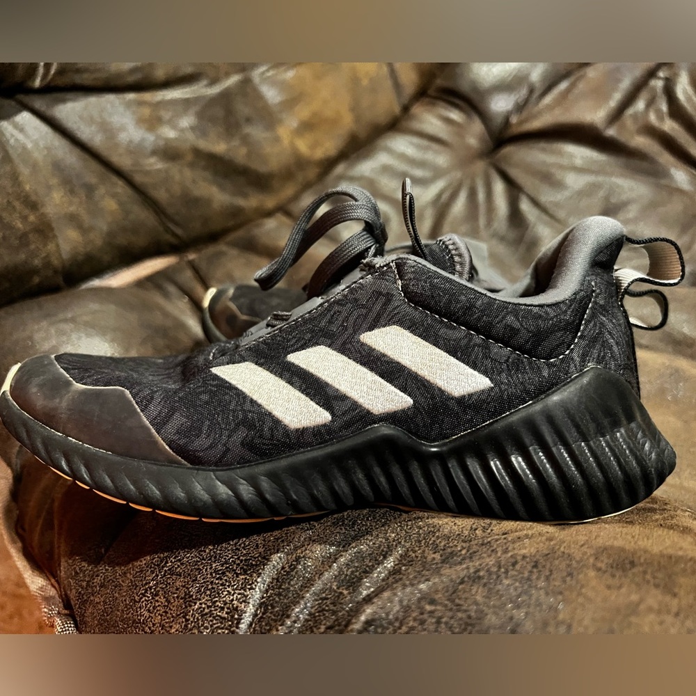 Adidas black boys sneakers white stripe size 1.5 youth